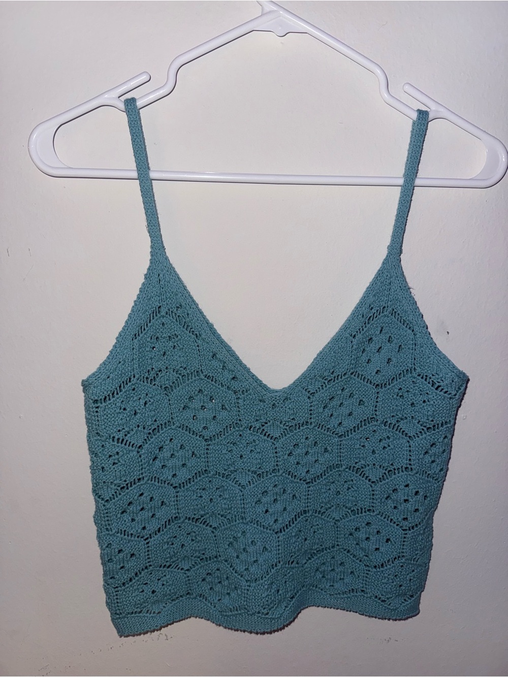 This American Eagle teal crochet tank top features a V-neckline